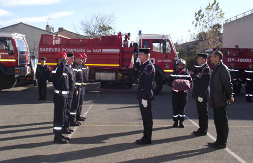 Remise de médailles lors de la célébration de la Sainte Barbe.