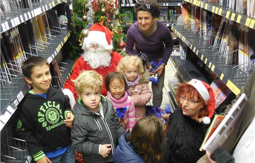 Le Père Noël avec les enfants, la responsable de la BDthèque Josy De Maria et l'élue Fabiola Casagrande.