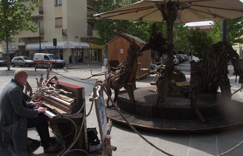 Un manège pas comme les autres place des Poilus.