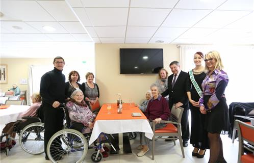 De gauche à droite, Michel Béchameil, président du Comité des Fêtes, Ginette Audigier, adjointe au Maire, Brigitte Crevet, conseillère municipale, Robert Bénéventi, Maire d'Ollioules, Ambre Toussaint, Miss Ollioules, Mme Chirat, directrice de l'établissement