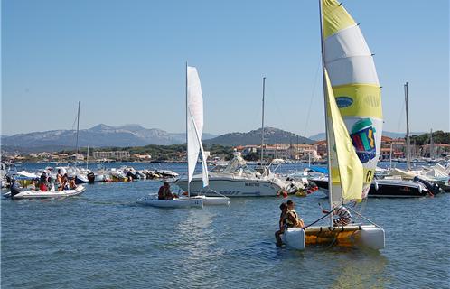 Les ados naviguent sur des catamarans Dragoon