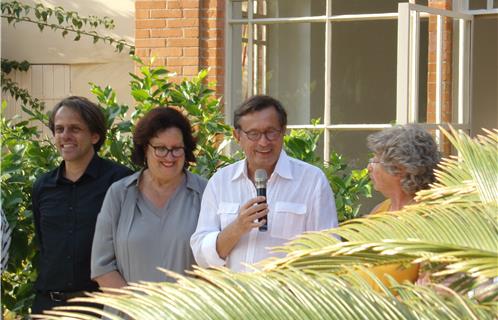 Le maire Jean-Sébastien Vialatte avec son adjointe à la culture Dominique Ducasse, la présidente du Festival de Ramatuelle Jacqueline Franjou (à droite) et le photographe Cyril Bruneau (à gauche). 