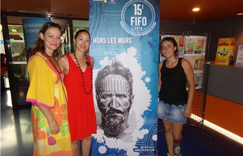 La coodinatrice du FIFO Paris Khadidja Benouataf (à gauche en rouge) et la directrice du Six n'étoiles Noémie Dumas (à droite).