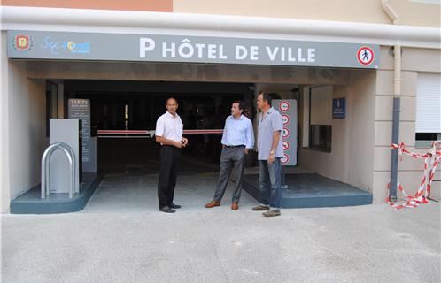 Le maire, au centre, a été retardé par les gens du voyage pour l'inauguration du parking. Ici en compagnie de son premier adjoint Joseph Mulé et de son collègue André Mercheyer, adjoint aux sports et à la jeunesse