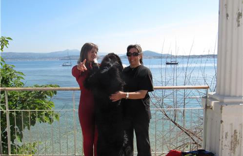 Manon, Kaya, la mascotte de l'association Destination planète mer et Véronique, la présidente.