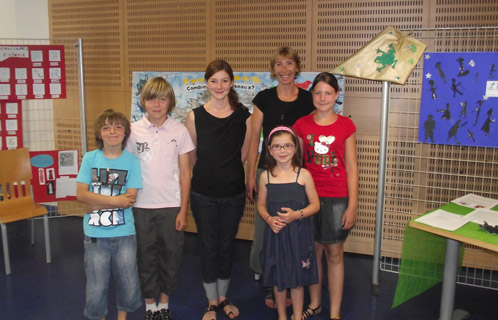 Sandrine de Maria et Ariane Céris avec les enfants pour découvrir le palmarès du Prix Littéraire de la Circonscription Sud-Saint-Baume.