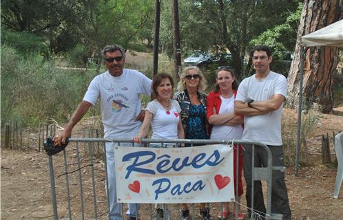 Marina Bernardi (tee-shirt blanc), entourée d'une partie de ses bénévoles