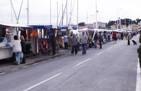 Un marché piétonnier au Brusc