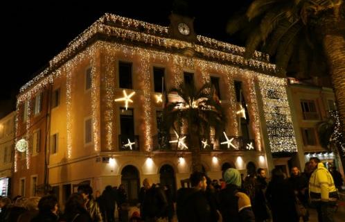 La mairie parée de mille lumières annonce déjà les fêtes
