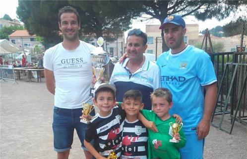 Patrick Ciocca (au centre de la photo) et son fils Sébastien (en maillot) bleu également éducateur à l'USO football.