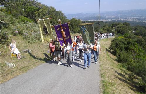 Les pélerins ont gravi en chants et en prières le chemin qui les menant d'oratoire en oratoire.