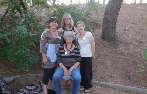 La présidente du Jardin des contes, Isabelle Chvatchko (derrière au centre), Charlotte de Matriochka (assise) et Joëlle de La main qui écoute (à gauche).