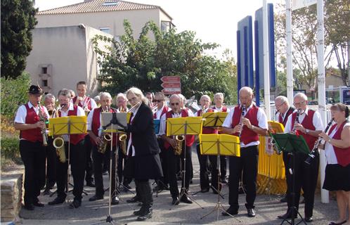 La Philharmonique La Six-Fournaise accueille les convives de la Fête de la bière devant la salle Malraux.