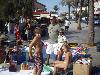 La petite famille au complet pour ce vide-grenier