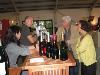 Monsieur Sergio, (au fond à droite) président de l'APAG et organisateur du salon, au stand des champagnes Daniel Caillez