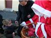 Le Père Noël a distribué des friandises (Photo de B. Lemoine).