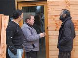 Trois maisons en bois poussent aux Puerats