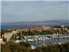 Au fond du port, l'hôtel Hélios, site remarquable de l'île des Embiez. De nombreux séminaires y sont organisés toute l'année. 