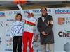 Le vainqueur de l'étape Yauheni Hutarovich félicité par André Mercheyer, adjoint aux sports