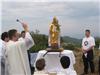 Le prêtre a béni la vierge, la mer, les terres alentour et l'assemblée.