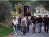 De nombreux pèlerins ont parcouru les quelques kilomètres qui les conduiraient à la chapelle. 