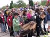 Les enfants ont déposé des fleurs devant le monument de la Victoire