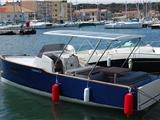 Un curieux bateau dans le port