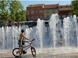 Jeux d'eau sur la place des Poilus