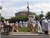 La statue érigée sur ce rond-point représente l'eucharistie.