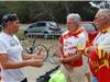 Michel Villermin, le président des Cyclos six-fournais (au centre) est impressionné par le projet de Bernard. 