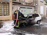 Un véhicule prend feu