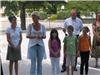 Catherine Chapal, directrice de l'école Reynier, Chantal lochet, inspectrice, et Yves Draveton, adjoint à la scolarité, aux côtés des élèves qui récitent les fables.