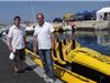 Thierry Mas-Saint-Guiral et Hervé Fabre devant le bateau de la direction de course.