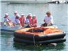 Manu de Destination Planète Mer fait une démonstration aux marins du canot de survie