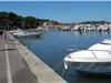 Les bateaux brûlés stationnaient entre ces deux canots blancs qui ont été épargnés