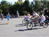 Sur un tandem, Ouda mal-voyante part pour un tour de l'île.