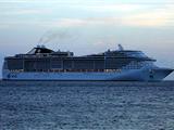 Un imposant bateau de croisière fait escale à Sanary