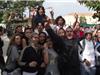 Les élèves du lycée étaient rassemblés devant l'entrée principale pour manifester leur colère.