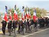 De nombreux drapeaux en tête du cortège