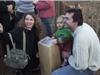 Des parents prirent la pose avec leur enfant devant la plaque.