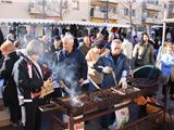 Trois associations sur le marché pour offrir des marrons et du vin chaud