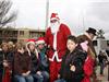 Avec le Père Noël, les enfants sont prêts pour une promenade en calèche.