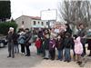 Ils ne sont pas à l'arrêt du bus mais à celui de la calèche.