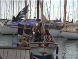 Les pirates invitent les enfants sur leur embarcation