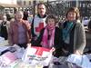 Huguette Valada avec des membres de la Croix Rouge.