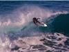 En surf sur une vague locale qu'il a connu très jeune.