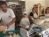 Inauguration d'une nouvelle boulangerie-pâtisserie pendant la foire artisanale