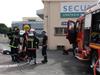 Juste à côté du garage se trouve le centre de contrôle technique. Il a été protégé par les pompiers.