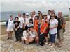 Photo de groupe au pied du phare du Rouveau 