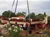 Le bateau sanglé va quitter le jardin qu'il a occupé pendant quatre ans.